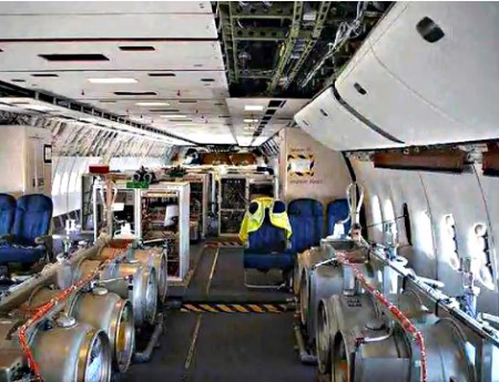На фото - ёмкости с отравляющими веществами и аппаратура, управляющая распылением, установленная на борту пассажирского самолета.